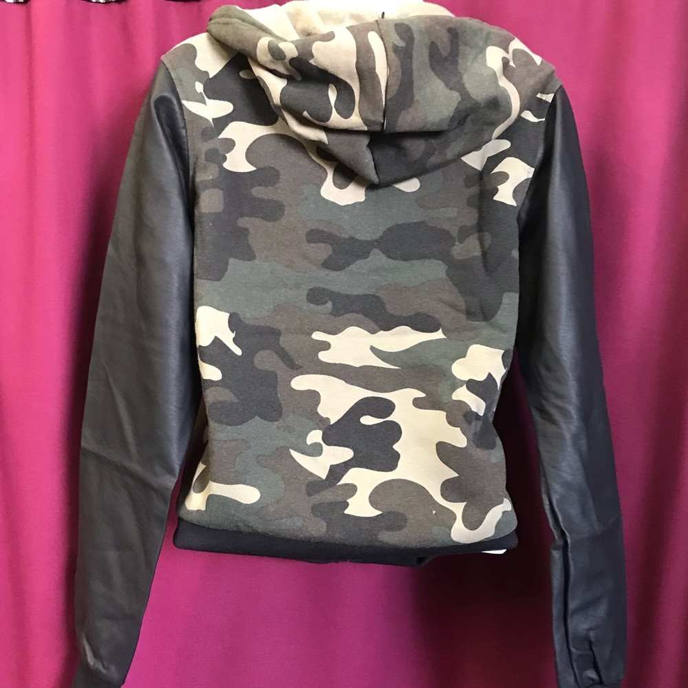Red Fox Camo Jacket/Sweatshirt. - Picture 2 of 7